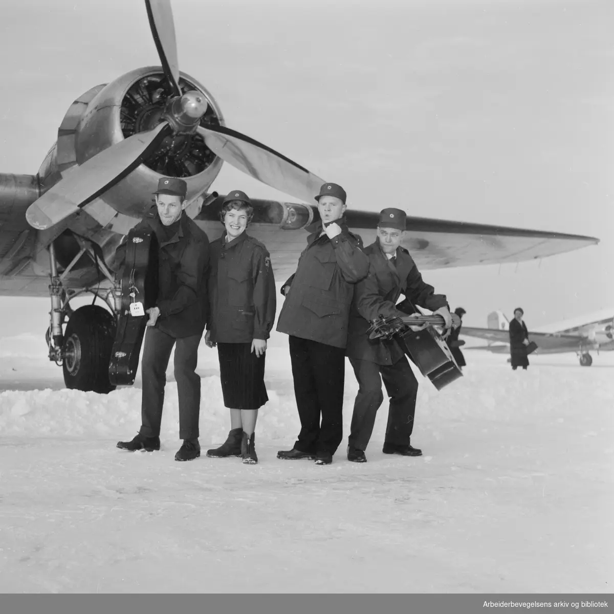 Vokalgruppen The Monn Keys flyr til Gaza for å underholde norske FN-styrker. Per Asplin, Sølvi Wang, Arne Bendiksen og Oddvar Sanne. Januar 1959