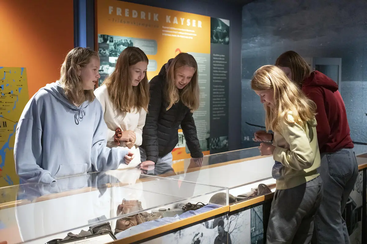 Elevar kikkar i utstillinga i båthuset på Museum Vest Museet i Matre