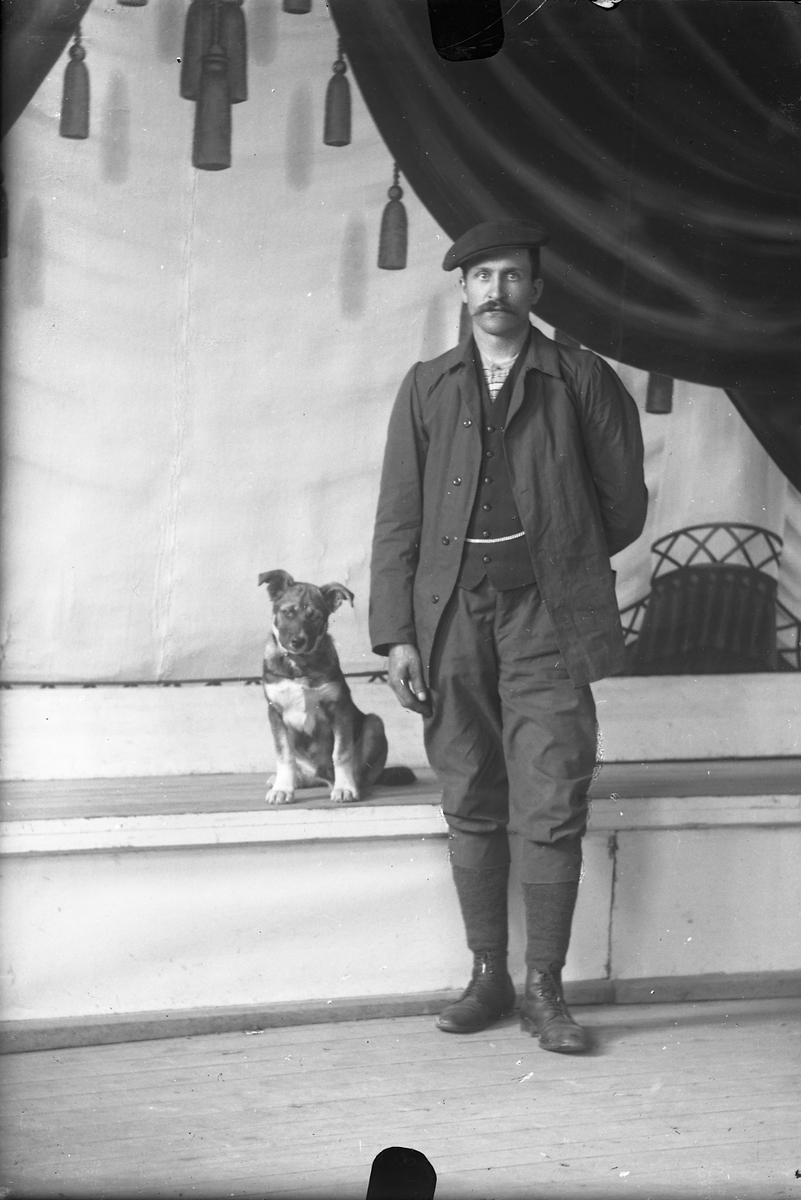 Portrett av mann med hund