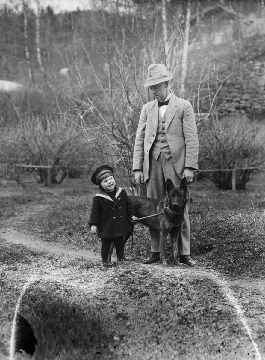 Ringebu. Bjørn og W.H.Remen med hunden Lord i en hage.