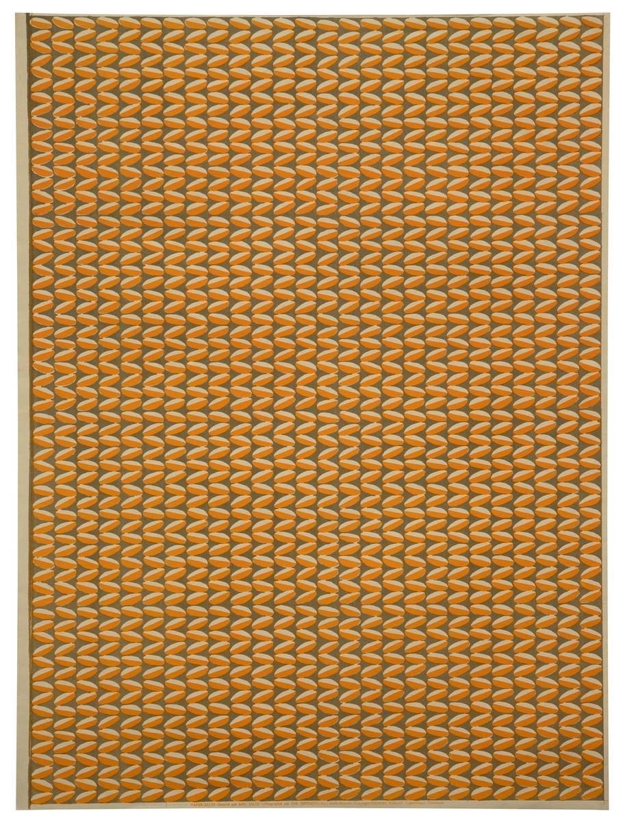 Rektangulært dekorativt papir med mønsteret "Kornax". Forsiden er dekorert med et repeterende mønster av skråstilte ovaler - vekslende mellom krem- og orangefargde partier - på kakhifarget bunn. Mønsteret skal forestille stiliserte kornaks.