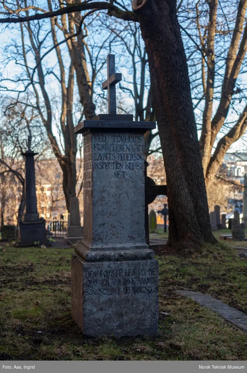 Peststøtten på Krist kirkegård, Homannsbyen, Oslo, satt opp til minne om pesten i 1654.