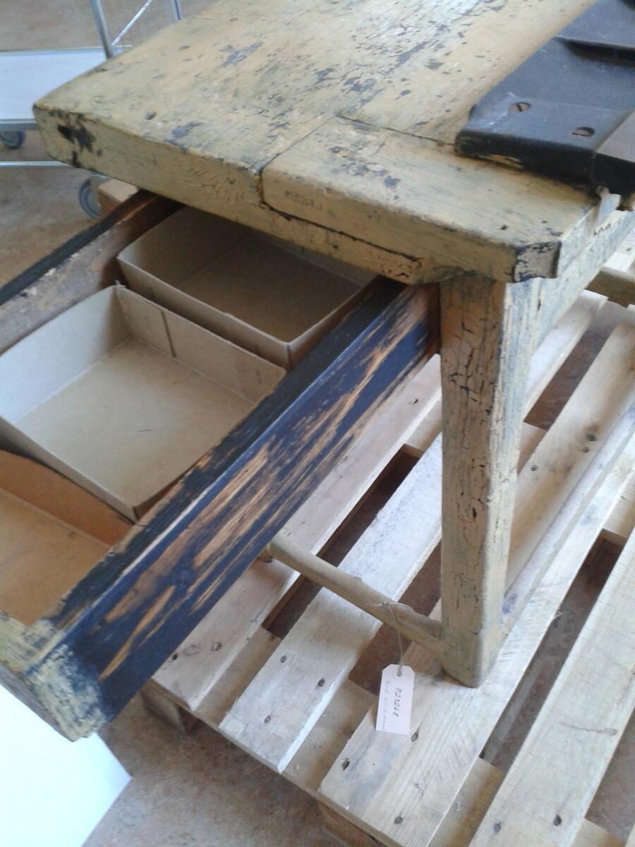 Arbetsbordet användes för Husqvarna stickmaskin "Fama" som användes för att tillverka strumpor och andra stickade plagg för svenska soldater under andra världskriget. Arbetsbordet har en låda där olika små verktyg och garn och annat tillbehör förvarades i små kartonger.