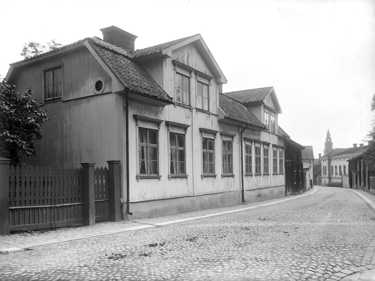 Vy mot Ågatan 57 (Huitfeltska gården) i Linköping. Uppkallad efter läkaren Åke Huitfeldt som från 1860 var ägare till gården. Hans dotter Eva Lovisa bodde kvar till sin död 1929. Därefter köptes gården av Folkets Husföreningen, som använde lokalerna fram till slutet av 1940-talet. Gårdens byggnader plockades ned 1949 och kom att bli den första att flyttas till friluftsmuseet Gamla Linköping.