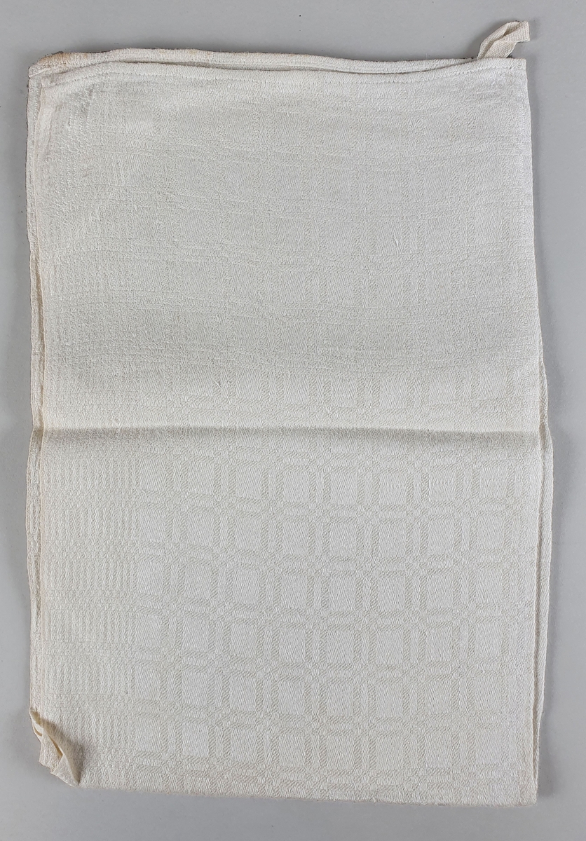 Fem naturfargede håndklær av lin, med innvevd dreielsmønster. Jarekant på langsidene, maskinsøm på kortsidene.