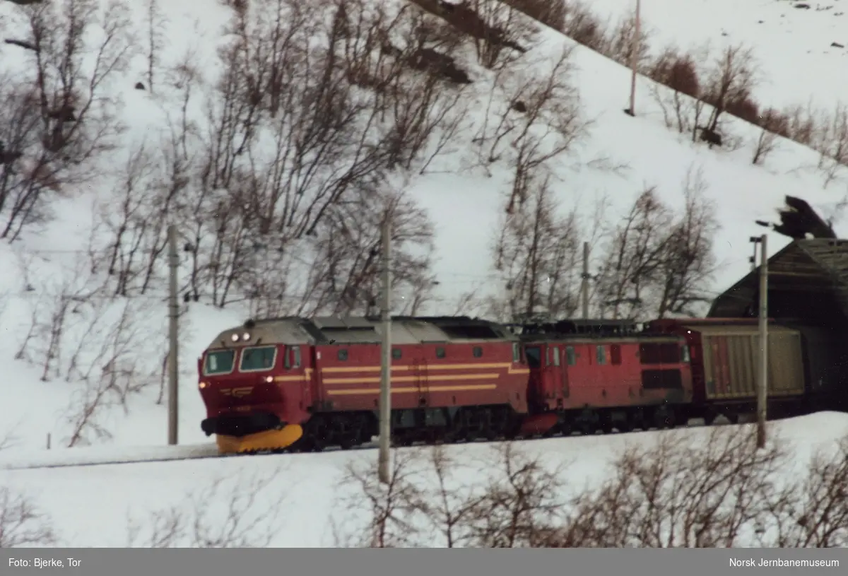 Diesellokomotiv Di 4 653 Som Ekstra Forspannlokomotiv Og Elektrisk Lokomotiv El 14 2173 Som 