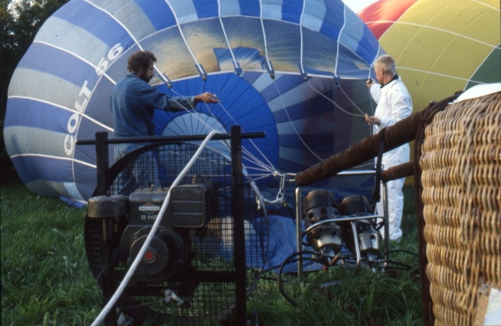 Fläkt blåser upp luftballong. Bilden tagen underifrån ballonen.