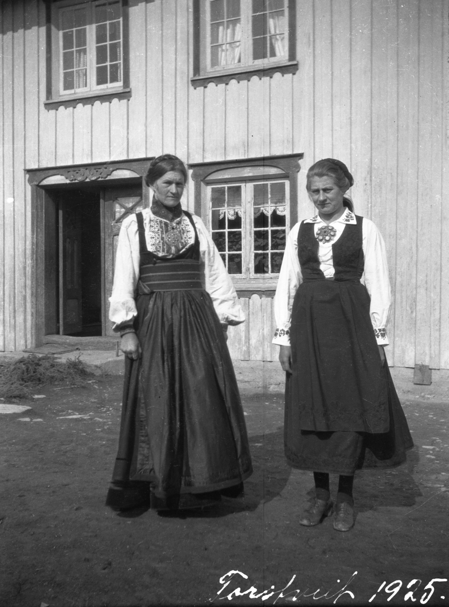 Gunhild (gift Grosvold) og Margit Torstveit på Torstveit i 1925