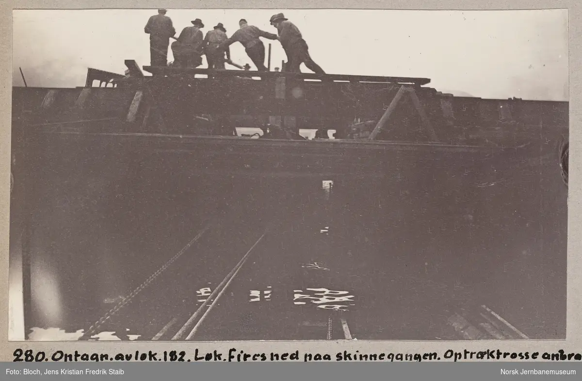 Arbeid med heving av damplokomotiv 21a nr. 182 som kjørte utfor brygga på Gulsvik 29.07.1909