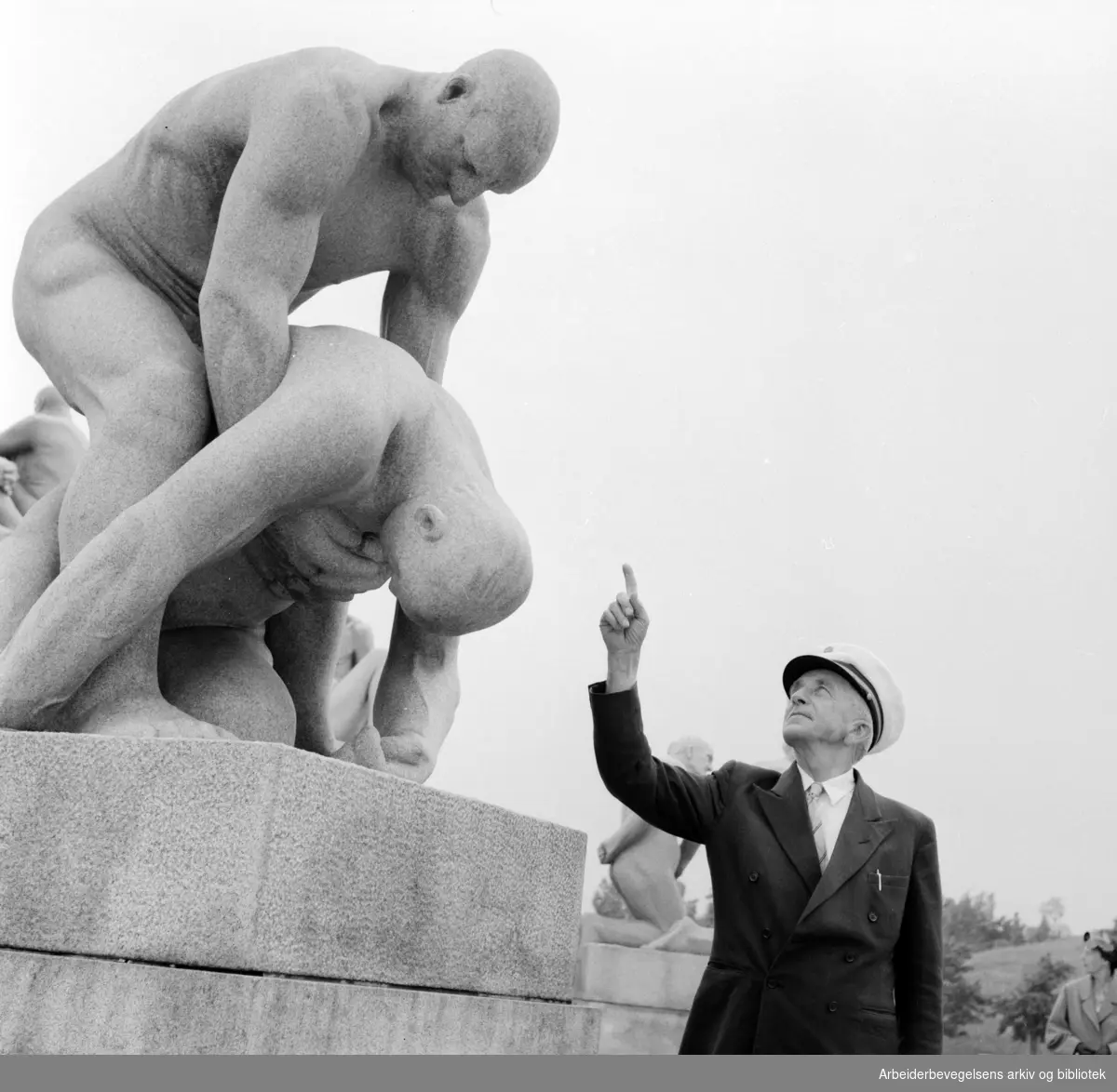 Vigelandsanlegget. Frognerparken. Skulpturer av Gustav Vigeland. Juli 1959.