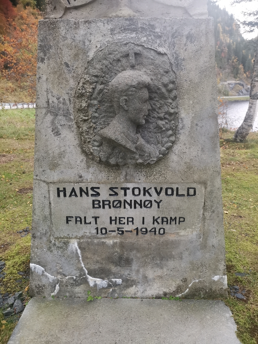 Minnesmerker ved Storbjørnvatnet i Vefsn over Hans Richard Stokkvold (Stokvold) (f. 1910 i Brønnøy) og Harton Lovien Jarle Furø (f. 1903 i Sørreisa) som falt på dette stedet under kamper 10. mai 1940.