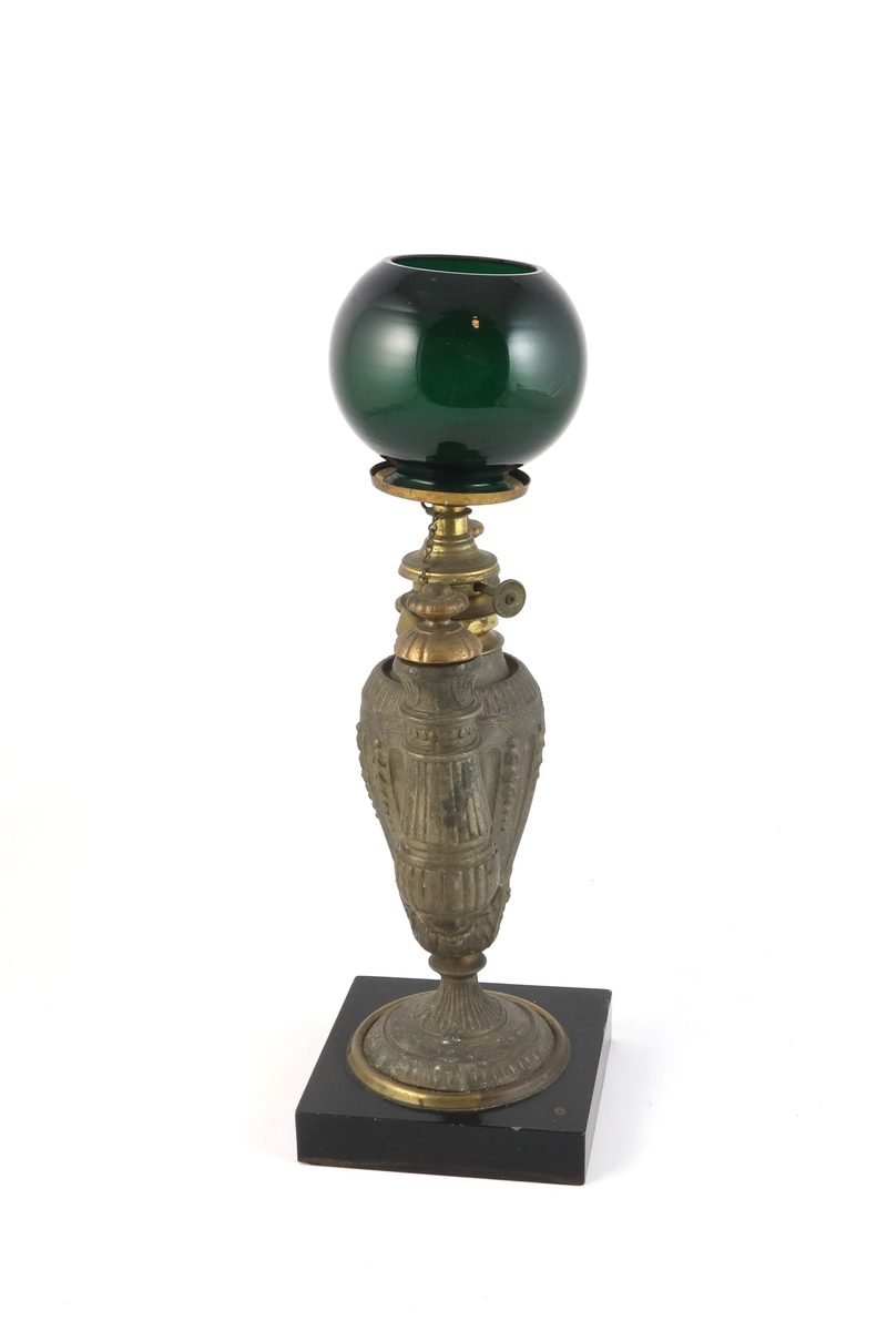 Form: urne på sokkel, glasskuppel, empirie
