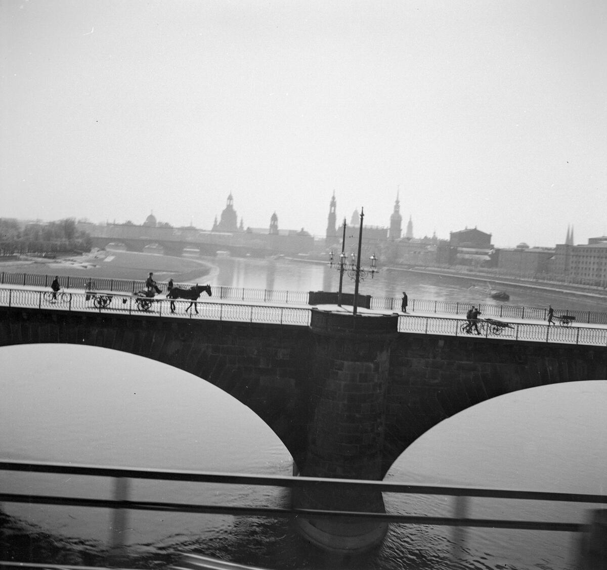 Möjligen Palacký-bron i Prag? Tjeckoslovakien-Ungern-Österrike 1935.