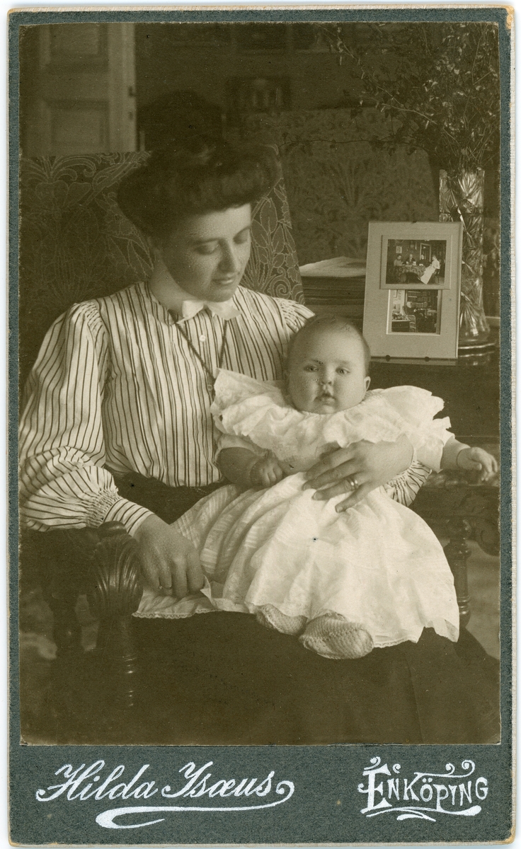 Kabinettsfotografi - Selma af Sandeberg med dottern Ulla, Enköping 1907