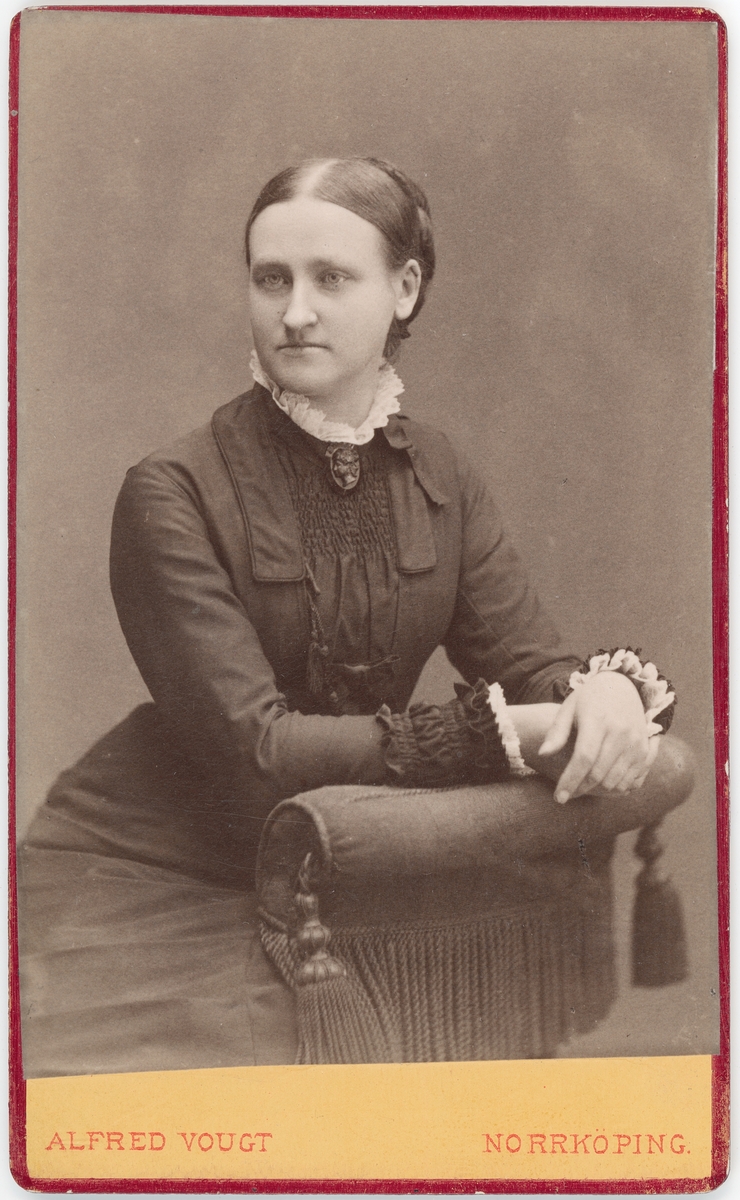 Kabinettsfotografi - musiklärarinnan Anna Engholm, Norrköping 1880-tal