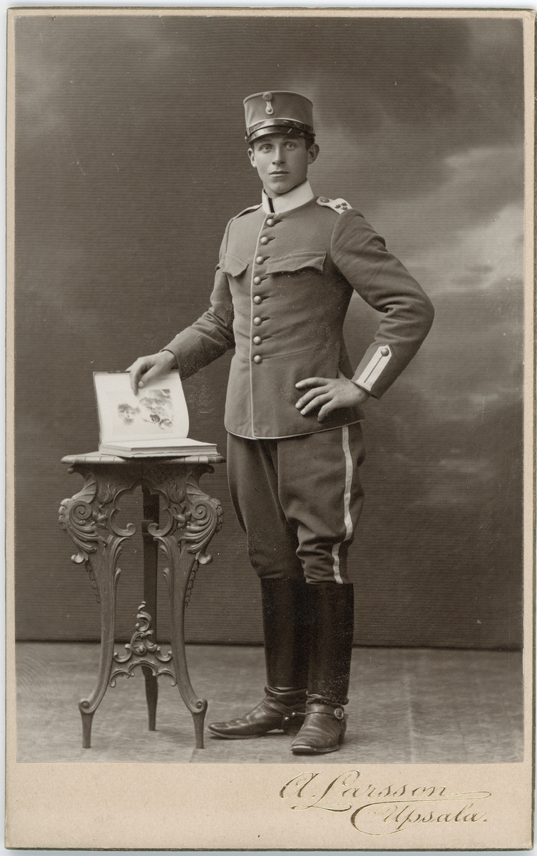 Kabinettsfotografi - man i uniform, Uppsala 1915