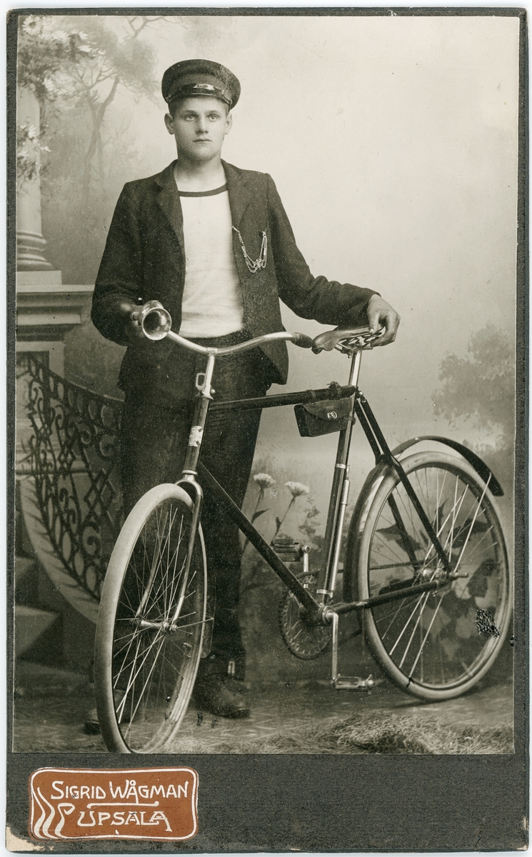 Kabinettsfotografi - ung man med cykel, Uppsala