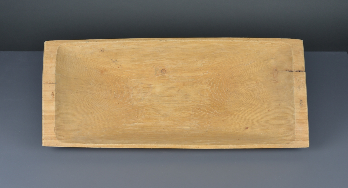 Traug laget i tre, brukt ved baking av brød o.l. Deigen ble plassert i trauget, gjerne med et klede over for heving.