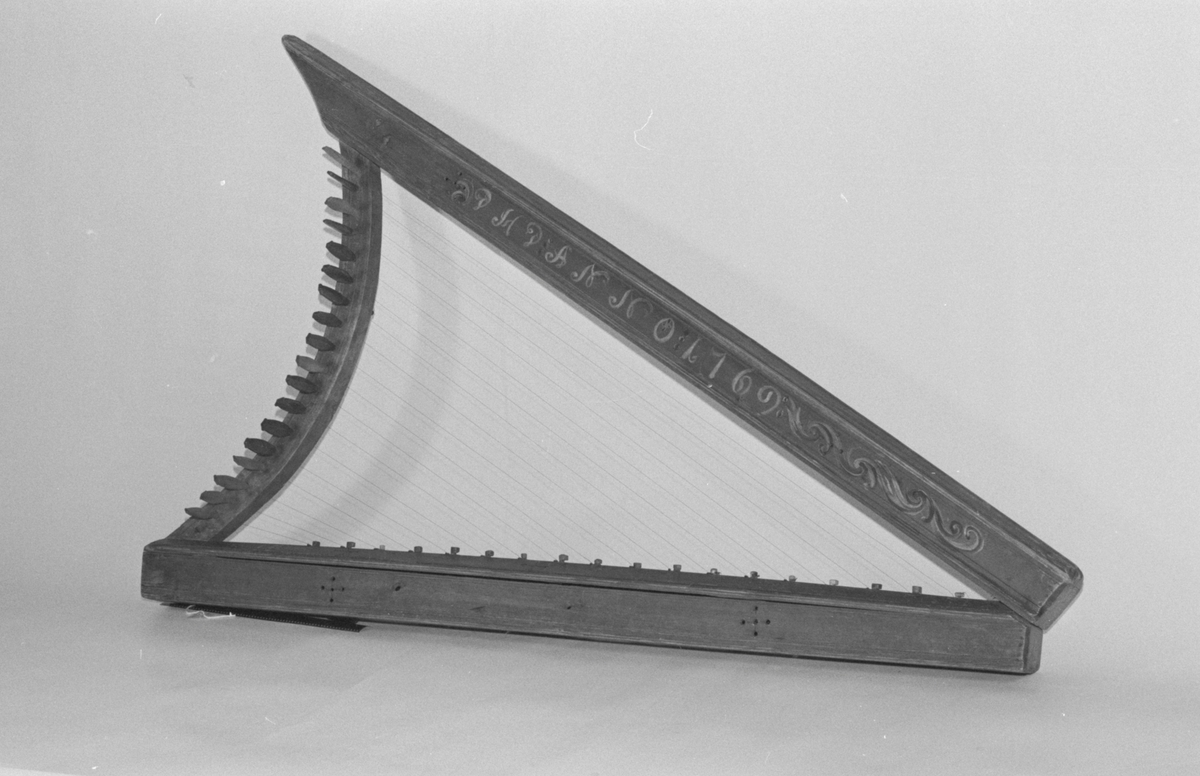 Harpe med 18 stemmeskruer og 16 lydhullgrupper med fem små hull i hverandre