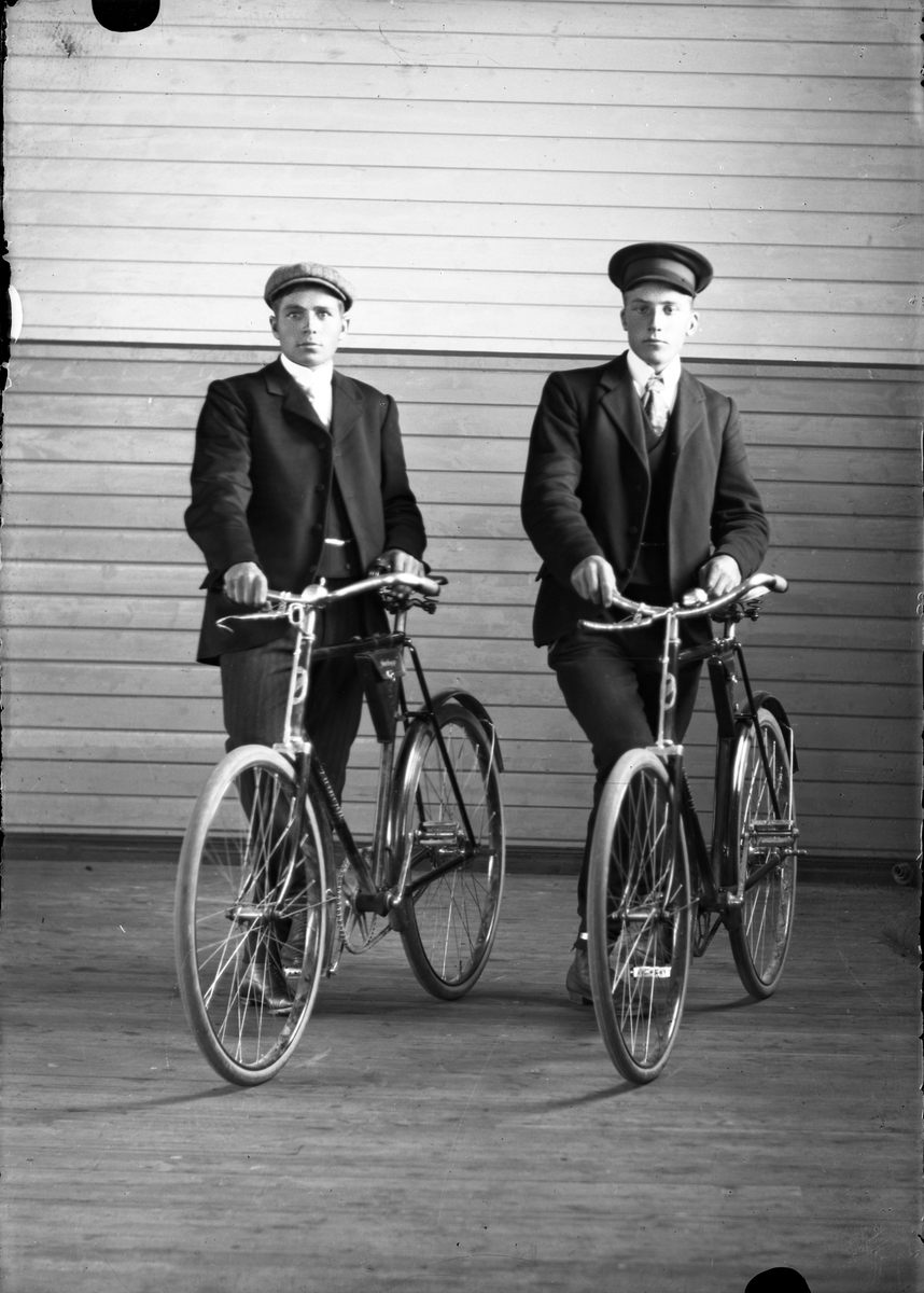 Portrett av to menn med sykler