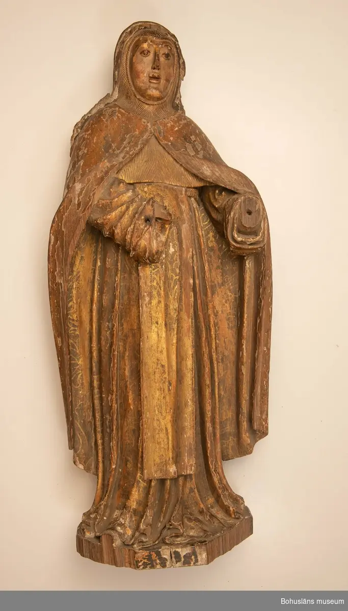 Ur handskrivna katalogen 1957-1958:
Träskuptur, helgonbild (Birgitta?)
H. 75 cm. rikt bemålad och förgylld, färgen flagr.: händerna jämte mindre bitar avslagna.

Lappkatalog: 13