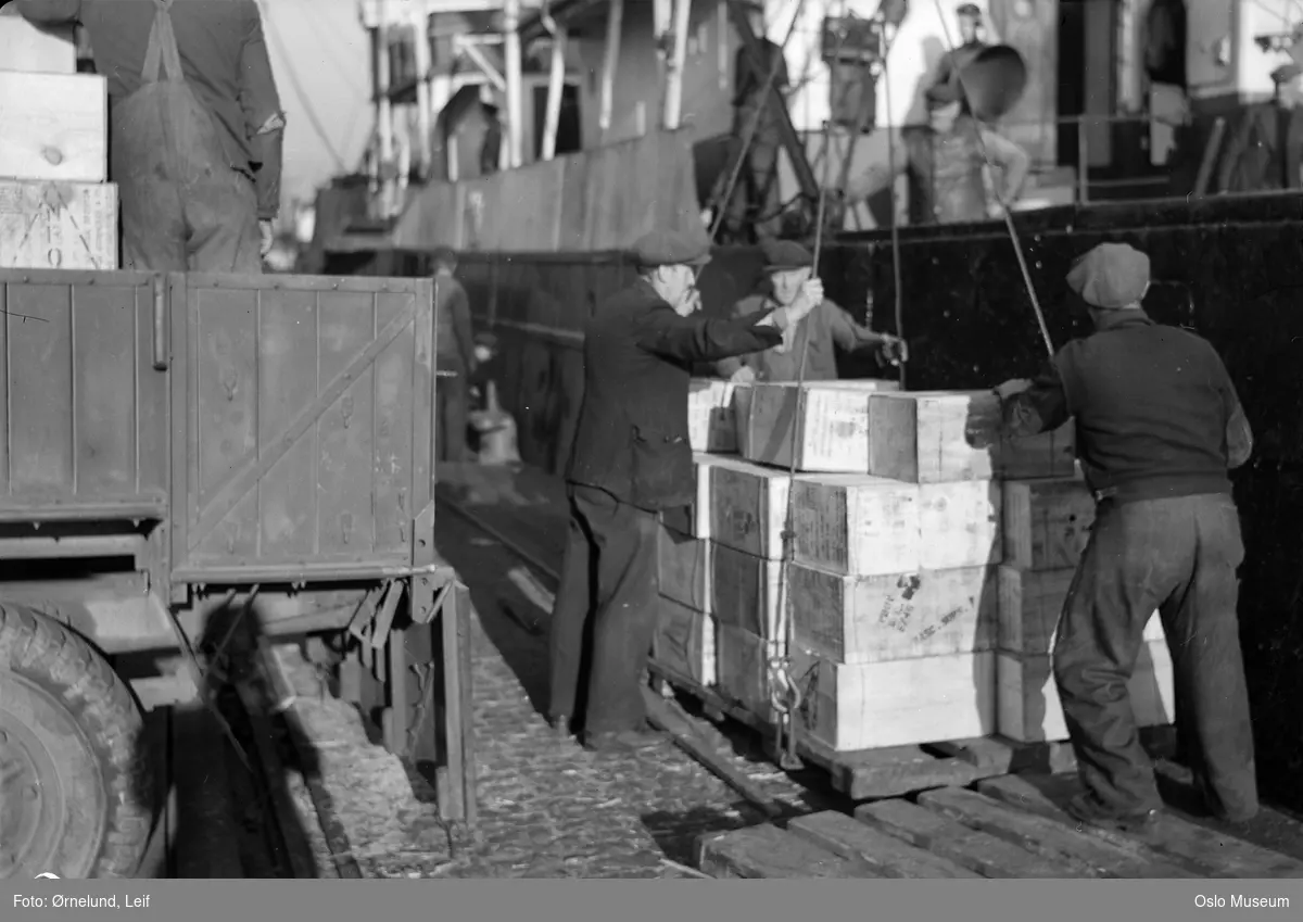 havn, lasting av varer på båt til UNRRA (United Nations Relief and Rehabilitation
Administration), menn, kasser