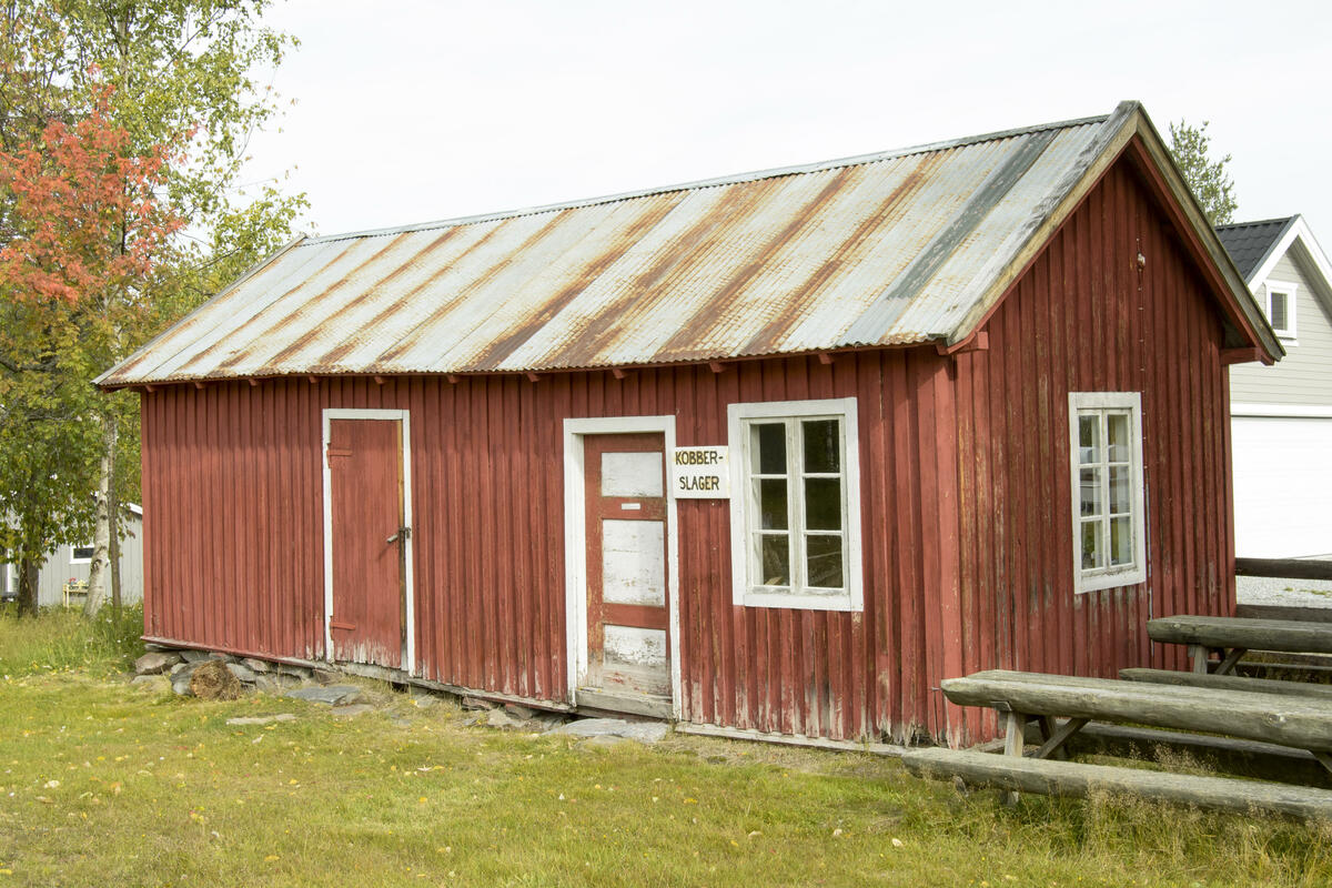 12 Skåle og eldhus. Rommer kobberslagerverkstedet etter E. Engesrønning (1909-1990), som var kobber- og blikkenslager på Tynset. (Foto/Photo)