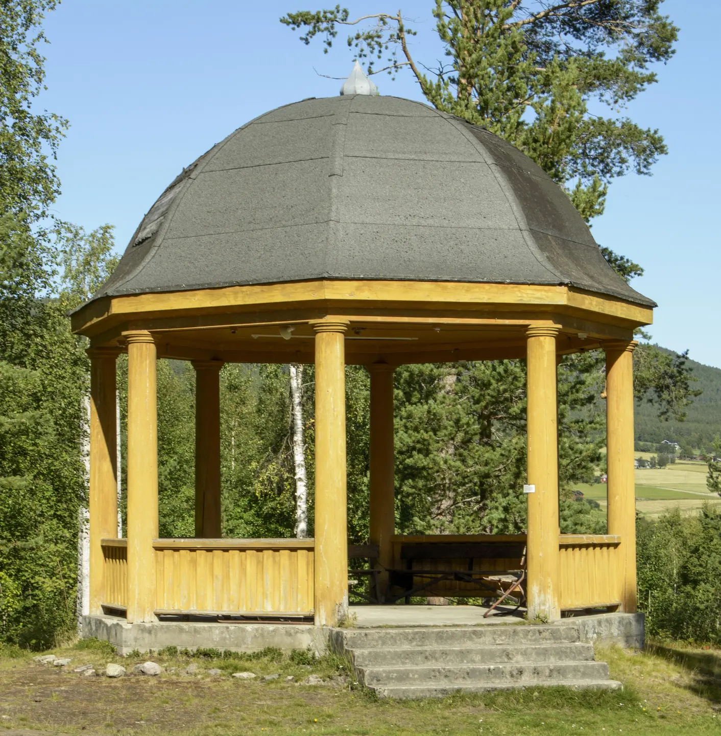 Musikkpaviljong.Parken skulle være en folkepark, et samlingssted for bygdafolket. Derfor måtte det finnes en arena for musikk og opptreden. Ble bygd etter tegninger av Embret Godtland.