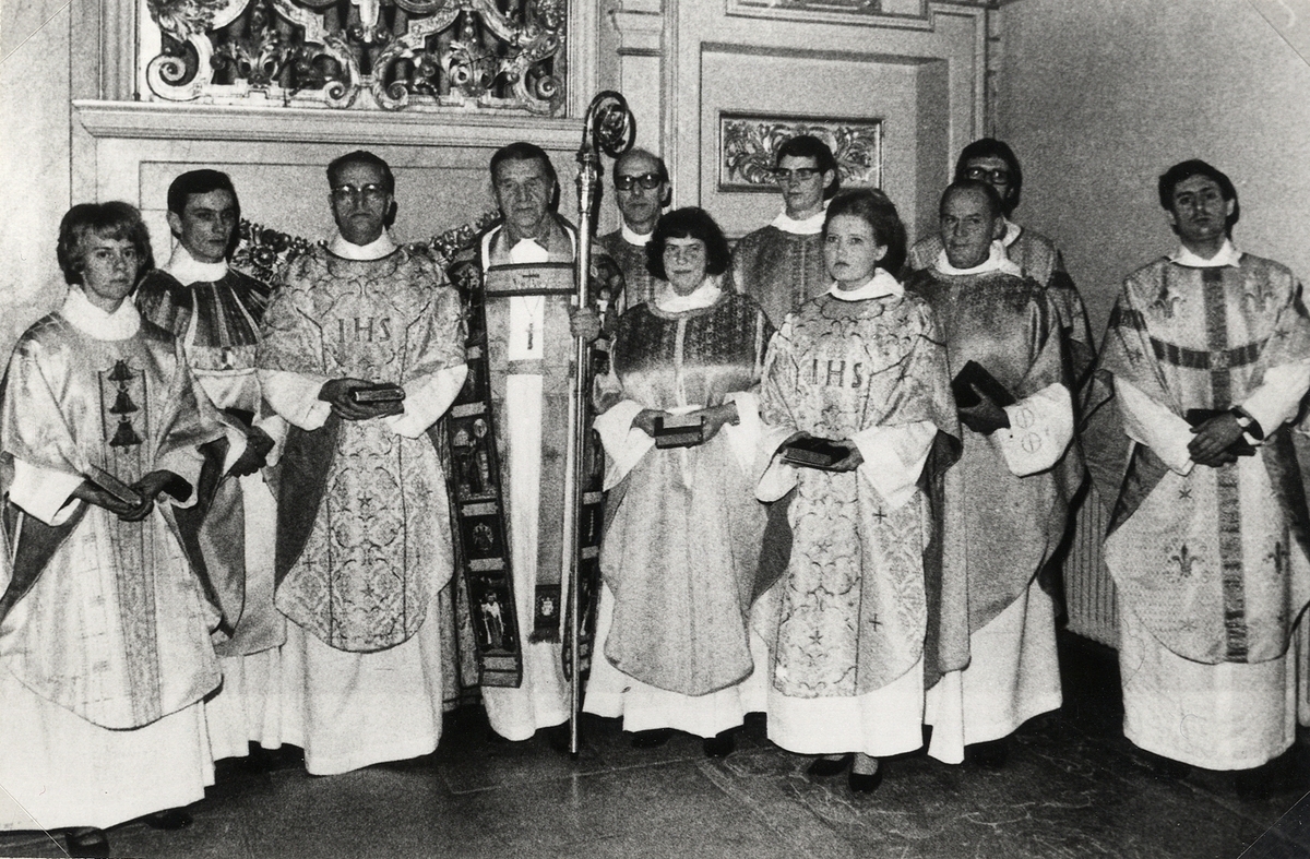 Prästvigning av bl a kvinnliga präster, med biskop David Lindquist, Växjö 1969.