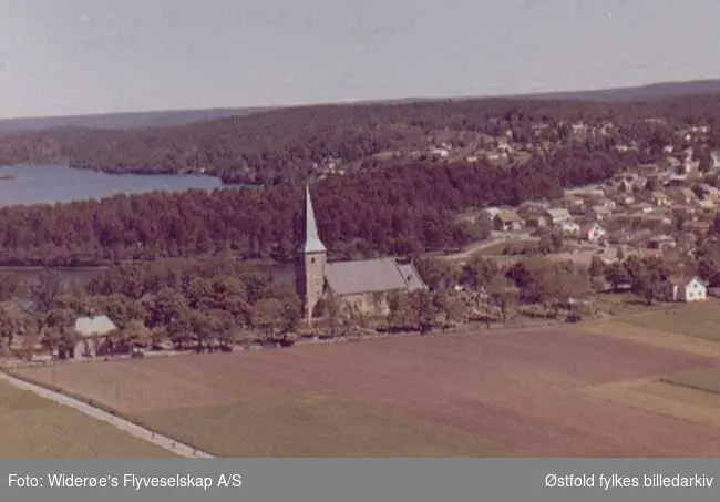 Flyfoto av Tune kirke,