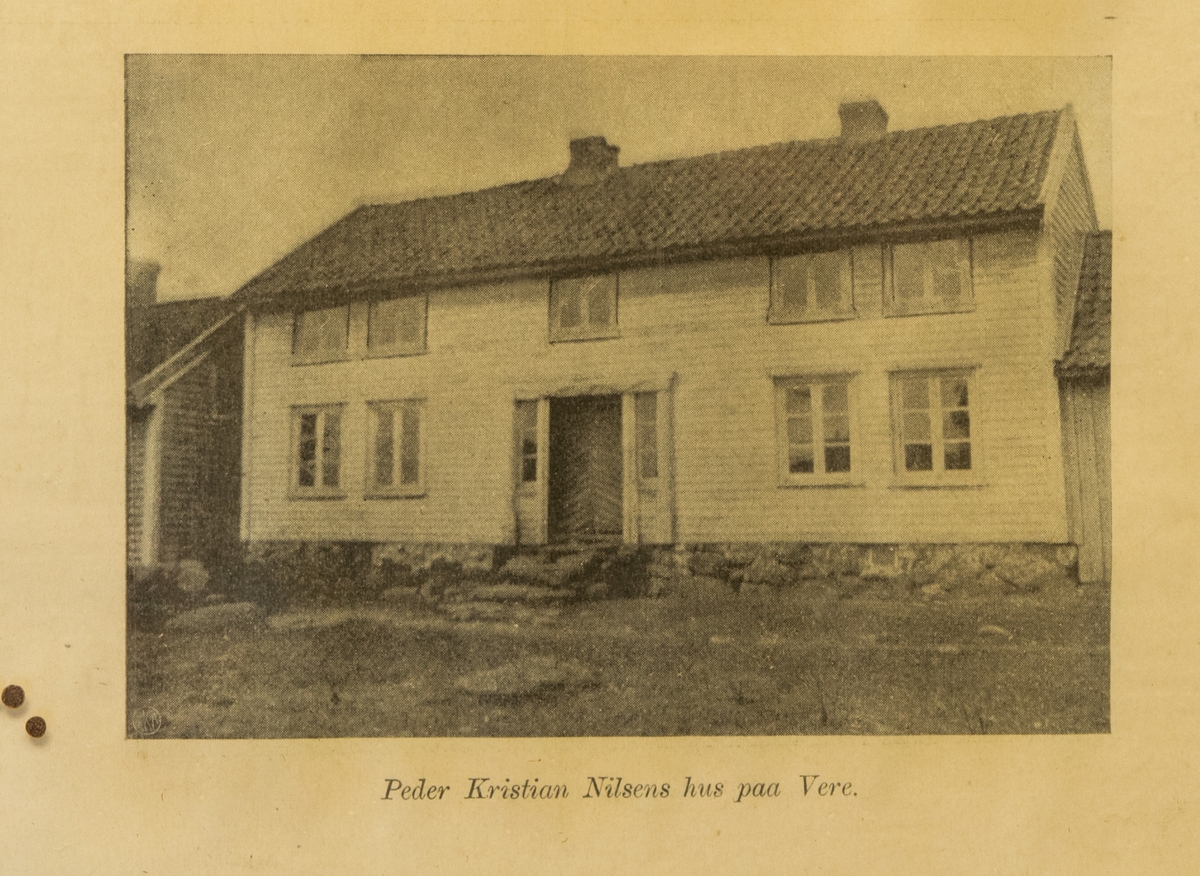 Hus på Vere. Huset tilhørte Lars Reinertsen og Peder Kristian Nilsen