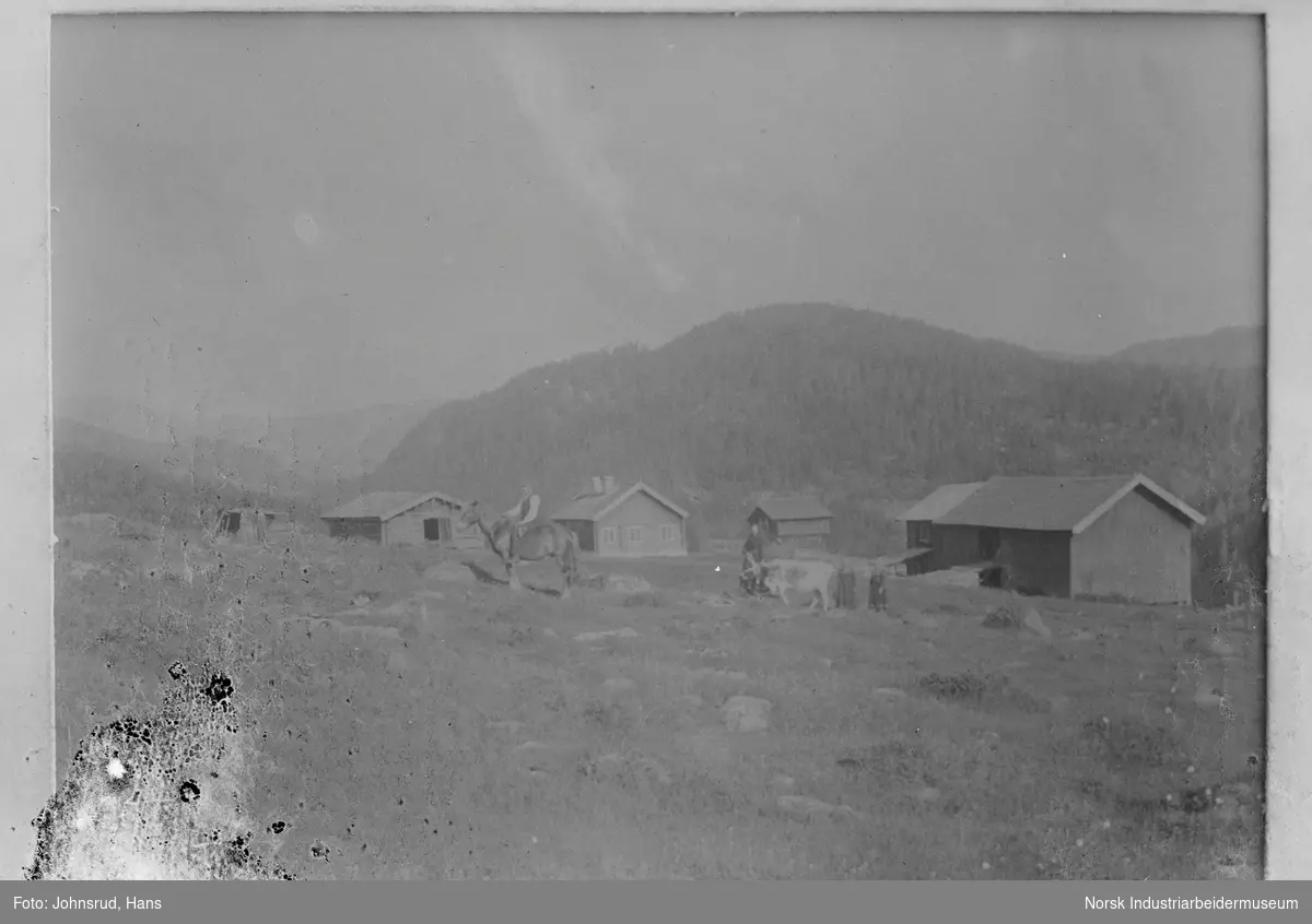 Dobbelbilde. Bildet til venstre viser viseren en mann på hest, en kvinne, en ku, og to barn foran en gård med fire bygg. Bildet til høyre er et portrett av en kvinne stående i bunad.
