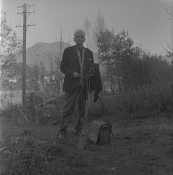 Fotograf Willum Ekrheim med fotoutstyret sitt på Likskar i E