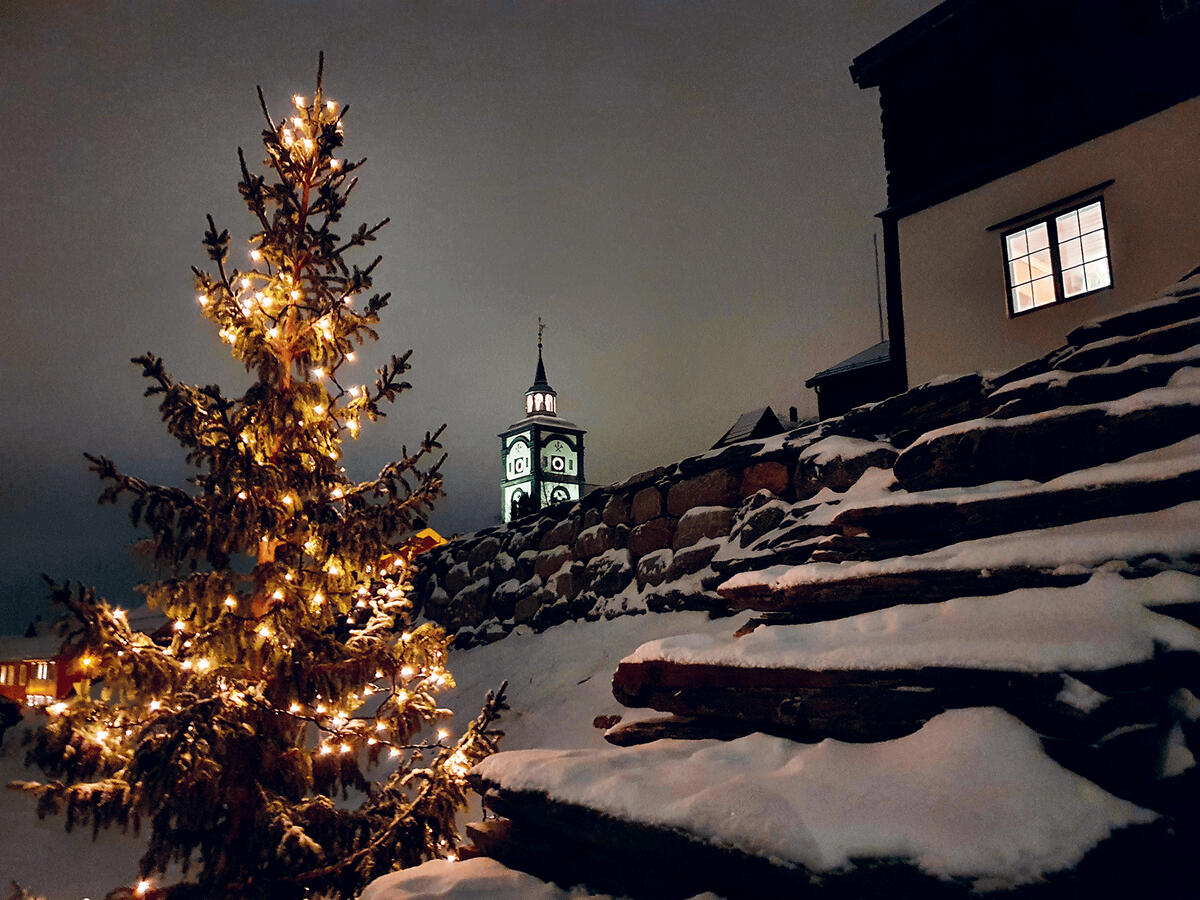 Juletre foran Hyttstuggu på Malmplassen. (Foto/Photo)
