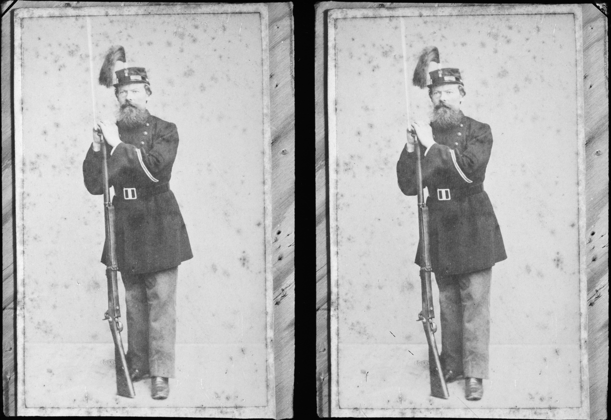 Reprofotografi - man i uniform med gevär