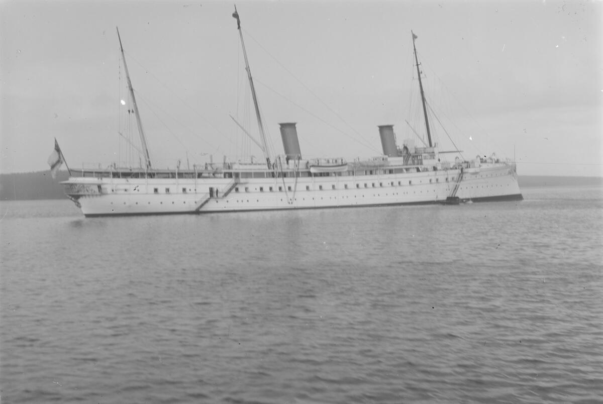 Den tyska kejserliga jakten HOHENZOLLERN II i Härnösand under det tyska flottbesöket 1905.