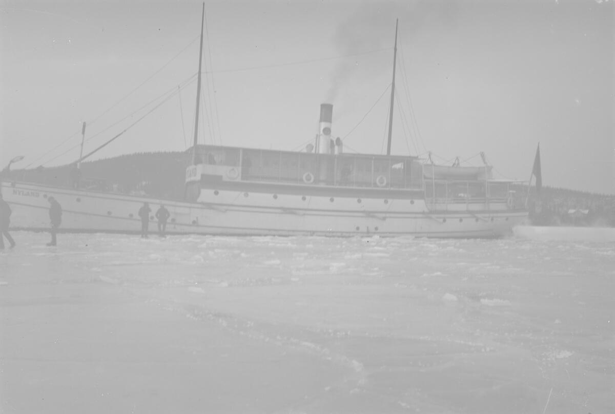 Passagerarfartyget Nyland ligger i isen.