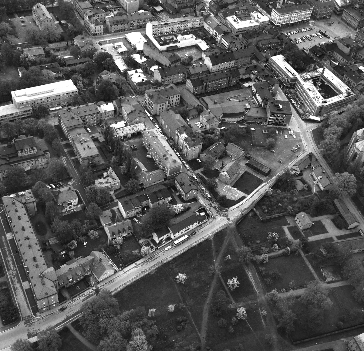 Flygbilder över centrala Linköping 1968. Domkyrkan, Stora torget ...