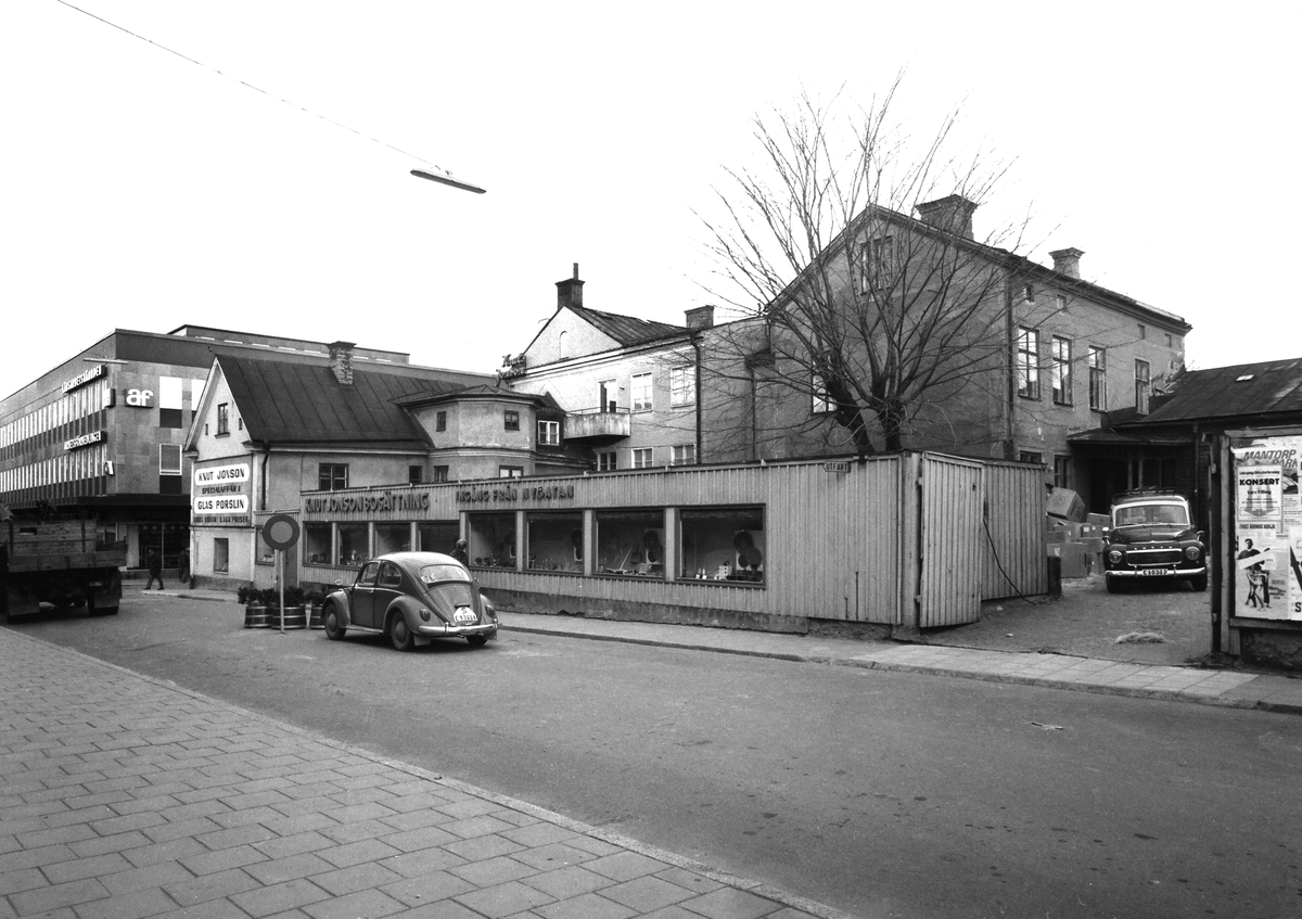 Bilder från Repslagargatan 31 till 33 och Nygatan 20 före rivning av kvarteret, Knut Johnsson och Betelkyrkan. 1969.