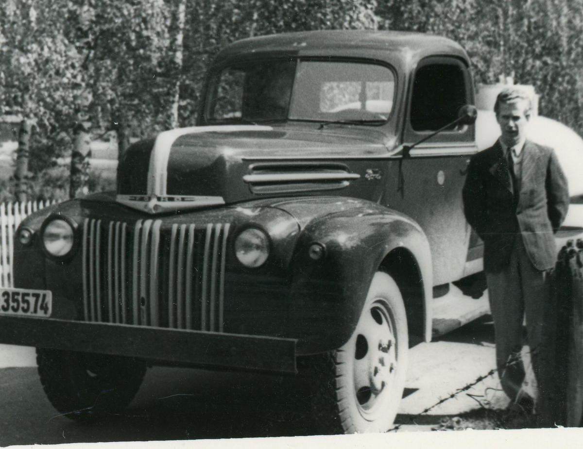 Ford lastebil (F-35574) mod 1946. Til høyre Ola Olavsen Rust