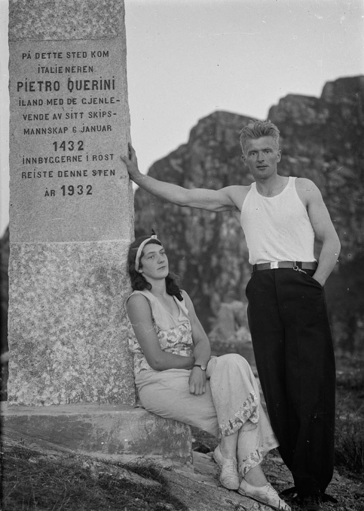 Røst. To ungdommer fra Røst ved minnesteinen som er reist over italieneren Pietro Querini og hans mannskap som kom til Røst i 1432. Steinen ble reist i 1932. Personene er ukjente.