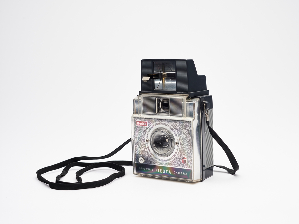 Brownie Fiesta er et enkelt viewfinderkamera med avtagbar blits, produsert av Kodak fra 1962 til 66.
Filmtype: 127
Bildestørrelse: 1 5/8 x 1 5/8"
Linse: F/11
Lukker: 1/40s