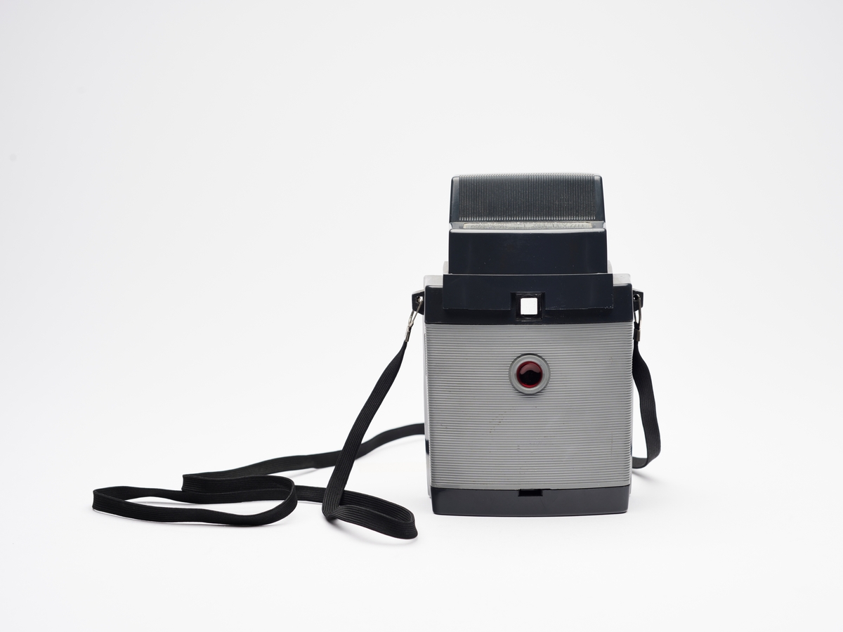 Brownie Fiesta er et enkelt viewfinderkamera med avtagbar blits, produsert av Kodak fra 1962 til 66.
Filmtype: 127
Bildestørrelse: 1 5/8 x 1 5/8"
Linse: F/11
Lukker: 1/40s