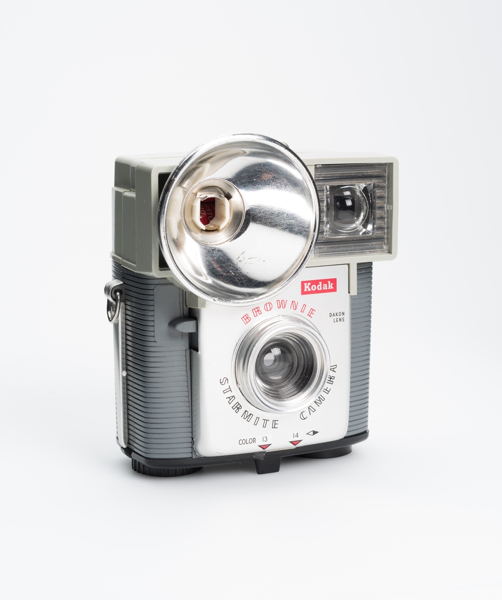 Brownie Starmite kamera med blits, for 4 x 4 cm bilder på 127 film, produsert av Kodak på begynnelsen av 1960-tallet.
Kameraet er utstyrt med Exposure value 13( Color) og 14 (BW) justering under `Dakon`- linsen.