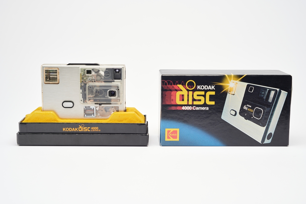 I 1982 introduserte Kodak disckameraet til stor begeistring på Photokina-messen i Köln. Dette skulle bli en ny generasjon snapshotkameraer, som var små og enkle. Helautomatiske og med reklameteksten: "Innovative...can't go wrong", ville en tro det skulle vare lenger, men i 1988 stoppet Kodak å produsere kameraene. Disken med plass til 15 små negativer, kjent for nokså dårlig kvalitet, var i produksjon litt lenger. 
Kodak Disc 4000 har et glidedeksel som beskytter øyesøker og objektiv, samt låser utløser. Blitsen drives av et integert lithiumbatteri, som aktiveres ved lite lys.
Objektiv: 12.5 mm. f2.8
Lukkertid: 1/100 sek., 1/200 sek.
Filmtype: HR Disc
Bildestørrelse: 8,10 mm
Disckameraene kom i flere modeller: Hawkeye Disc 7000, Kodak Challenger disc, Kodak Disc 2000, Kodak Disc 3000, Kodak Disc 3100, Kodak Disc 3500, Kodak Disc 3600, Kodak Disc 4000, Kodak Disc 4100, Kodak Disc 6000, Kodak Disc 6100, Kodak Disc 8000, Kodak Medalist I Disc Kodak, Medalist II Disc Kodak, Tele Challenger disc og Kodak Tele Disc.
