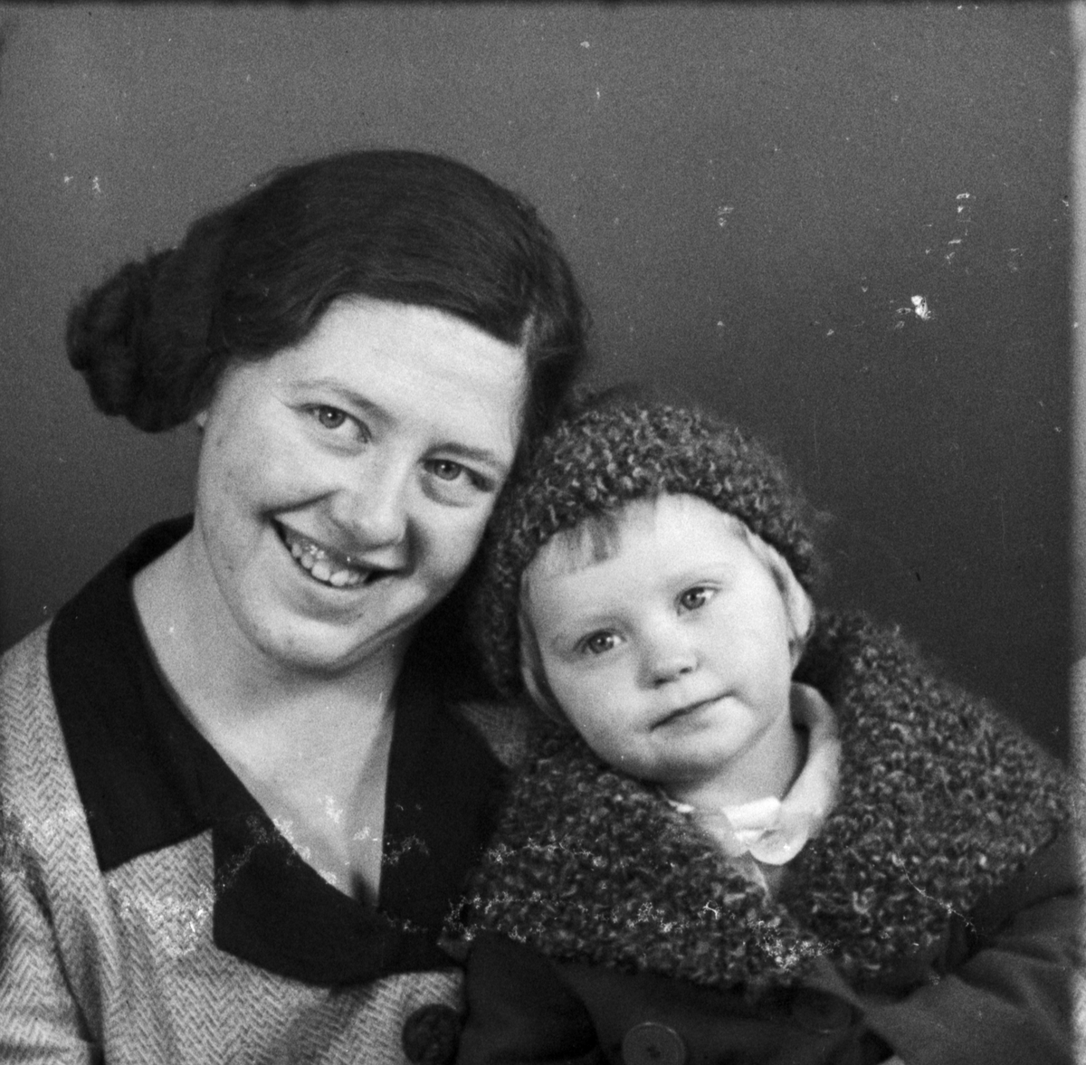 Flicka och Maj Fällberg från Gunbyle, Hökhuvud socken, Uppland 1937