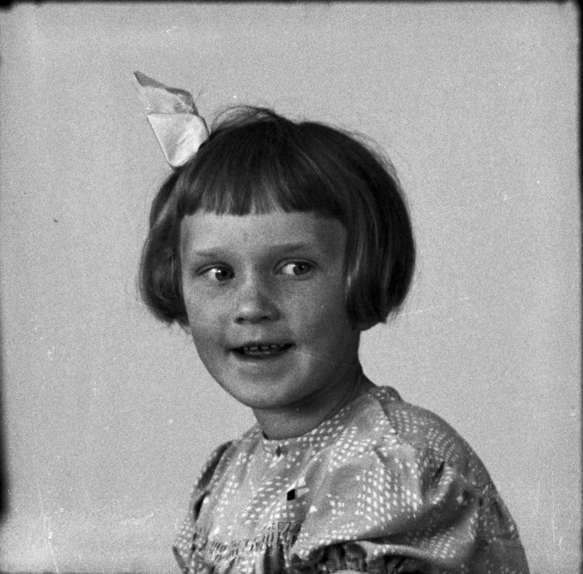 Ateljéporträtt - flicka, Östhammar, Uppland, 1937