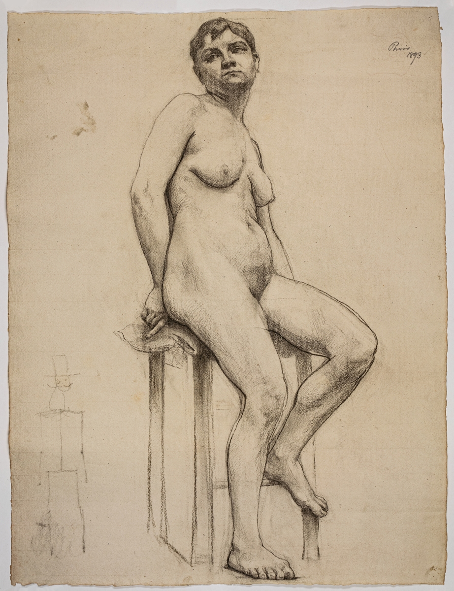 Modellritning/modellstudie, porträtt av naken kvinna halvt sittande på pall. Hopsatt hår med lugg. Streckgubbe med hatt i nedre vänstra hörnet. Baksidan kraftigt missfärgad av tidningspapper som den varit rullad i.