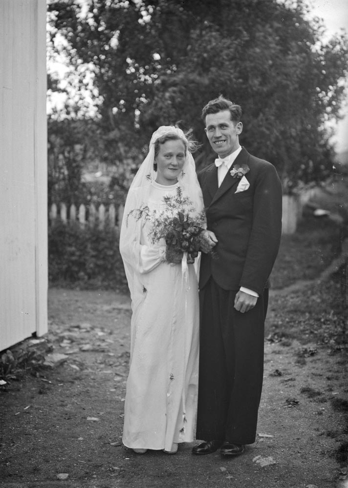 Leirfjord, Ulvangsøya. Bryllupsbilde av Lovise Andersen Ulvangen og mannen Thomas.