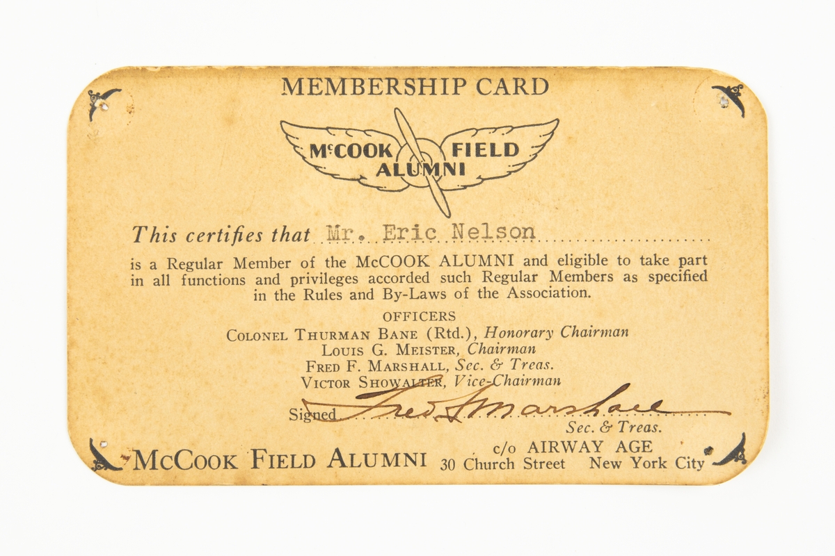Medlemskort, McCook Field Alumni.
På medlemskortet står det: "This. certifies that Mr. Eric Nelson".
